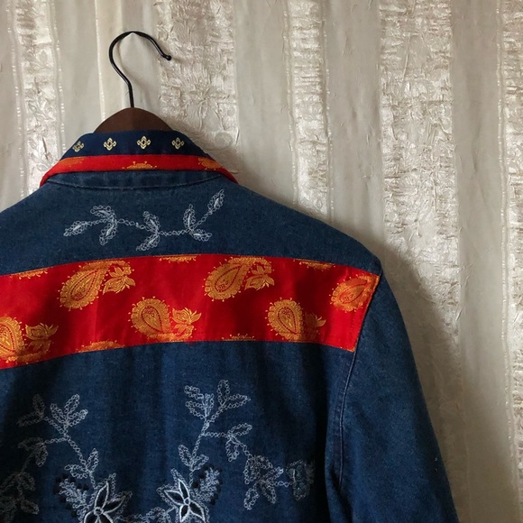 Embroidered Denim Jacket ✨VINTAGE✨ - Picture 7 of 10